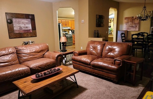 Payson House | Private Peaceful Cabin - 3 Bd 2 Ba home - Private Deck, Jacuzzi, Pets Welcome!