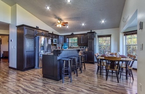 Gatlinburg - Pigeon Forge Ski Chalet | Private & Peaceful, Family Friendly, Great Views, Clean and Cared for!