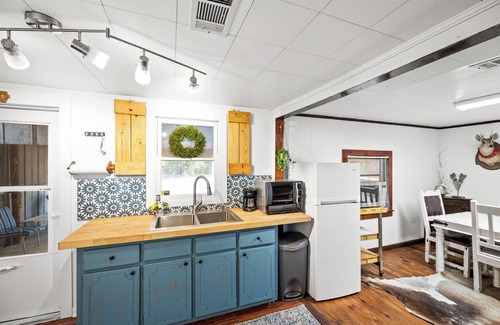 Range Cabin | Private, Pet friendly,3-bedroom cabin with A/C & WiFi in Castleberry, Alabama!