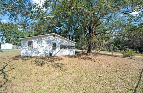 Range Cabin | Private, Pet friendly,3-bedroom cabin with A/C & WiFi in Castleberry, Alabama!