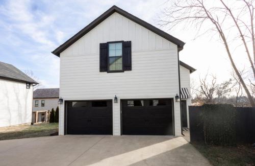 Downtown Hotel | Private Pet-friendly Secret Garden Loft Oasis