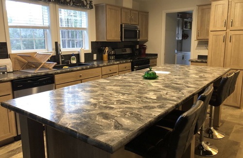 Thompson Ridge House | private pond, modern amenities, gracious grounds free Moët for Valentine’s Day