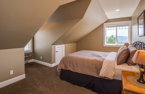 Chelan House | Private pool and hot tub with amazing views! Pet friendly