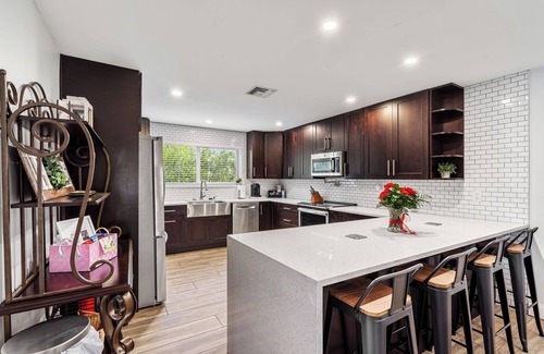 Tropic Palms House | Private Pool Home with Hot Tub, Arcade, Massage Chair and Free Wi-Fi