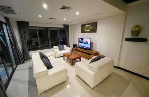 Jomtien Villa | Private Pool & Jacuzzi Villa, Phratumnak, Pattaya - 600m from the beach, 711 nearby