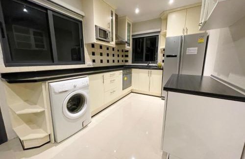 Jomtien Villa | Private Pool & Jacuzzi Villa, Phratumnak, Pattaya - 600m from the beach, 711 nearby