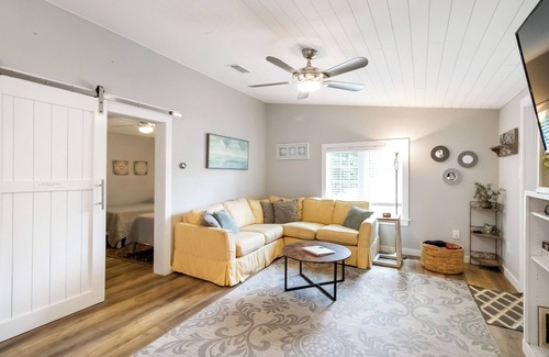 Ridge Wood Heights Hotel | Private, Quiet, Family Friendly, 5 min from Siesta Key