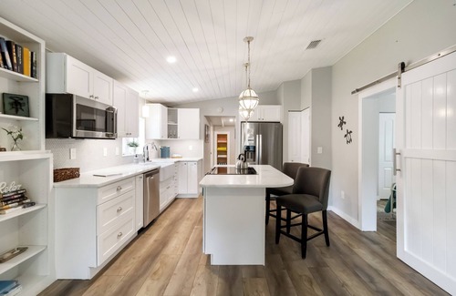 Ridge Wood Heights Hotel | Private, Quiet, Family Friendly, 5 min from Siesta Key