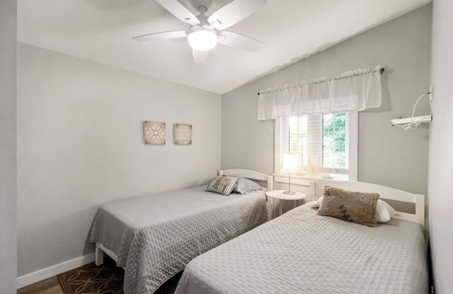 Ridge Wood Heights Hotel | Private, Quiet, Family Friendly, 5 min from Siesta Key