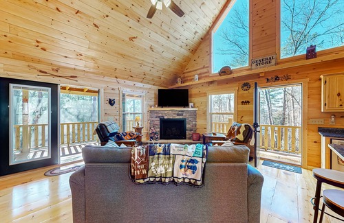 Murphy Cabin | Private retreat near downtown with mtn views, fireplace, AC, & Hot tub