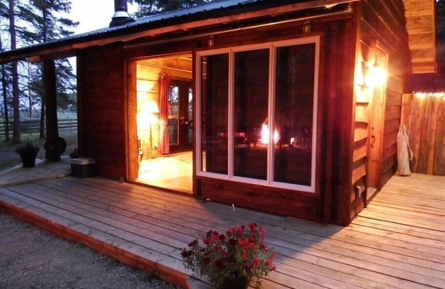 Alberta Cabin | Private Romantic Retreat in our Cozy Rustic Cabin