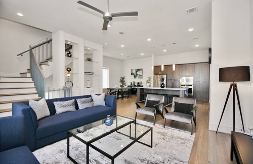 South Central Houston House | Private Rooftop - Amazing Skyline Views - Minute Maid Spacious - 3 Bd, 3.5 Ba