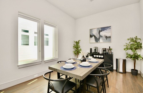 South Central Houston House | Private Rooftop - Amazing Skyline Views - Minute Maid Spacious - 3 Bd, 3.5 Ba