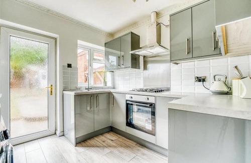 Birstall House | Private Room and Bathroom in Spacious Bungalow - Free Parking