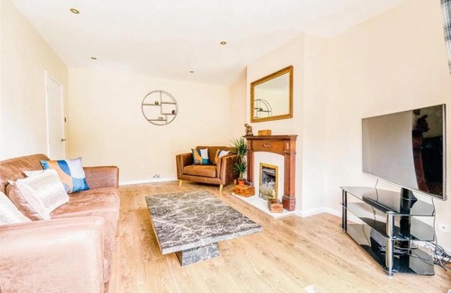 Birstall House | Private Room and Bathroom in Spacious Bungalow - Free Parking
