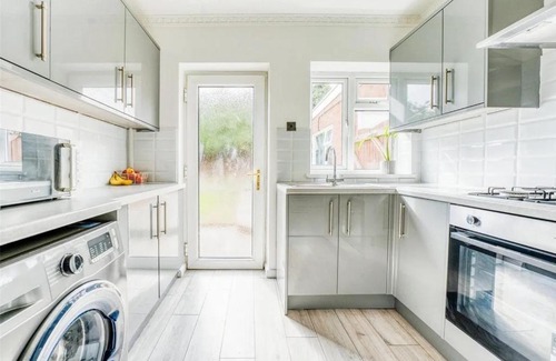 Birstall House | Private Room and Bathroom in Spacious Bungalow - Free Parking