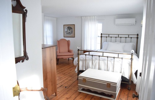 Stonington Bed & Breakfast | Private Room E at Dragonfly Inn