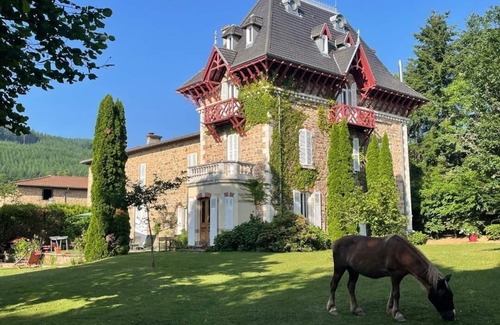 Saint-Just-d'Avray Bed & Breakfast | Private room with shower and washbasin