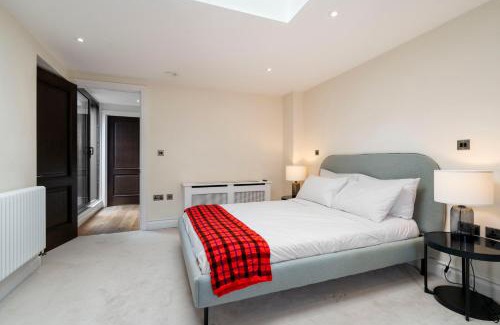 Royal Borough of Kensington and Chelsea House | Private Room in Elegant Duplex