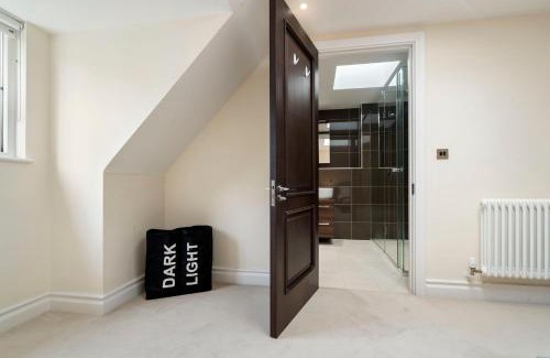 Royal Borough of Kensington and Chelsea House | Private Room in Elegant Duplex