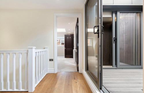 Royal Borough of Kensington and Chelsea House | Private Room in Elegant Duplex
