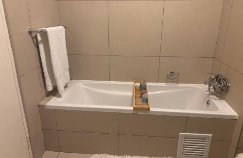 Kareeberg Apartment | Private room in Midview Gardens 833 joan end