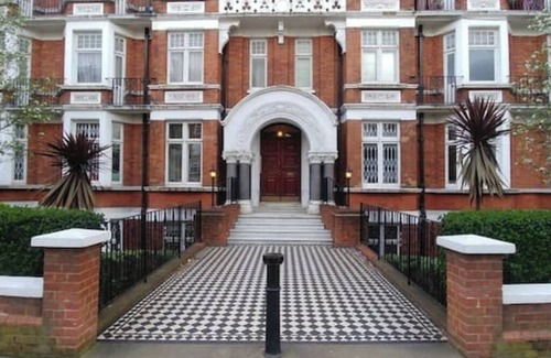 Maida Vale Apartment | Private room with attached shower