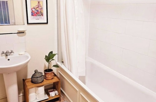Maida Vale Apartment | Private room with attached shower