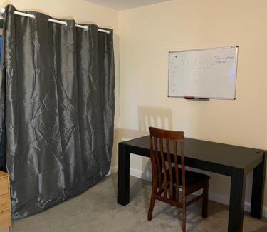 Milton Keynes Bed & Breakfast | Private Rooms In A Cheerful 4-Bedroom Town House