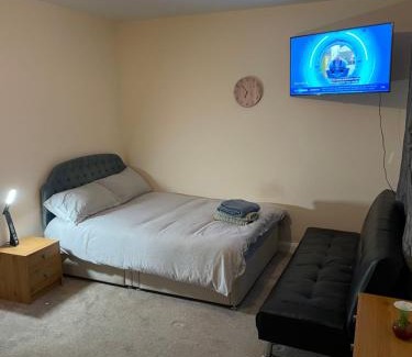 Milton Keynes Bed & Breakfast | Private Rooms In A Cheerful 4-Bedroom Town House