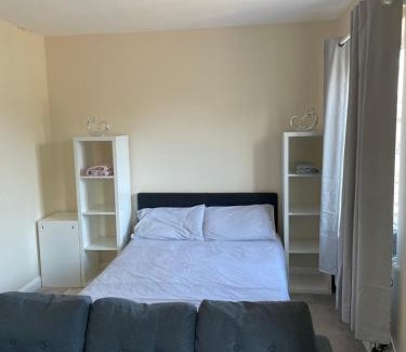 Milton Keynes Bed & Breakfast | Private Rooms In A Cheerful 4-Bedroom Town House