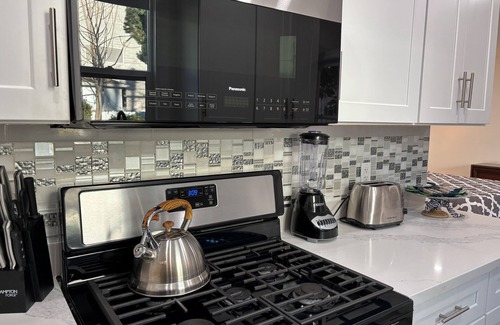 West Los Angeles House | Private, safe,Guest House-Westside Location! In our family 50 Years as a rental