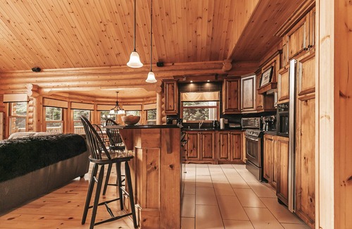 Fiddler Lake Resort Ski Chalet | Private Spa Experience, BBQ, and Game Room