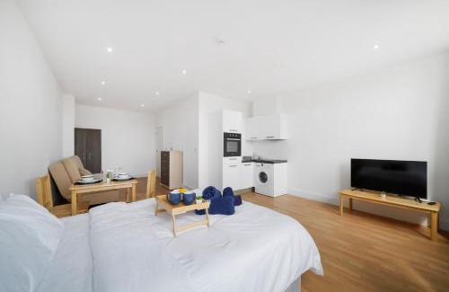 Borehamwood Apartment | Private Studio Apartment with Parking