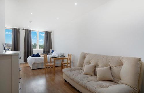 Borehamwood Apartment | Private Studio Apartment with Parking