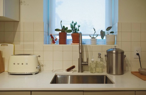 Sunset House | Private Suite Between Main & Fraser St. with free parking & 5-min to bus stops