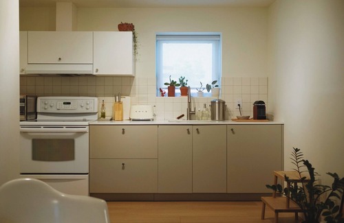 Sunset House | Private Suite Between Main & Fraser St. with free parking & 5-min to bus stops