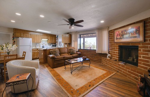 Suffolk Hills House | Private SW Guesthouse- NW Casas Adobe