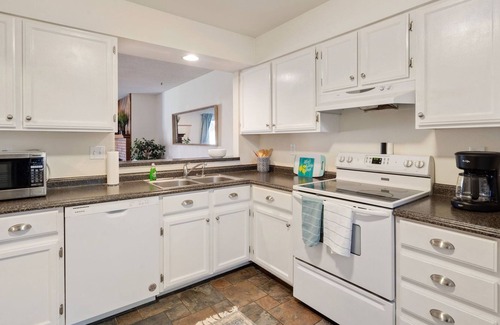 Fort Collins House | Private Townhome with Fenced Yard- Pet friendly