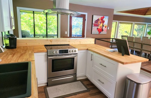 Metchosin House | Private&Tranquil! Hiking trails, outdoor pool and hot tub!