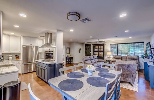 Broadmoor-Broadway House | Private Tucson retreat/Close to UofA,downtown,golf,parks/Large yard/Pet friendly