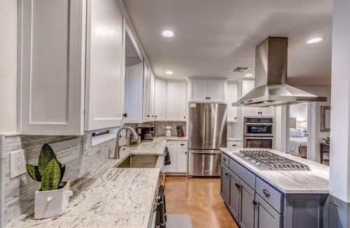 Broadmoor-Broadway House | Private Tucson retreat/Close to UofA,downtown,golf,parks/Large yard/Pet friendly