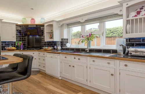 Horning Villa | Private Villa - Hot Tub - Garden - Pets OK