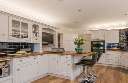 Horning Villa | Private Villa - Hot Tub - Garden - Pets OK