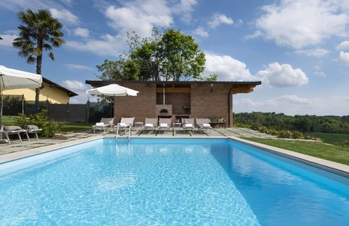 Monteu Roero Villa | Private Villa with private pool, WIFI, A/C, TV, patio, pets allowed, panoramic view, close to Alba