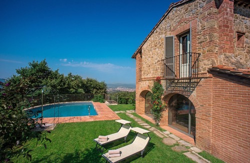 Arezzo Villa | Private villa with pool with panoramic view inside organic wine resort