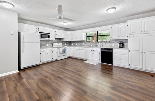 Pell City House | Private Waterfront Retreat on Logan Martin Lake!