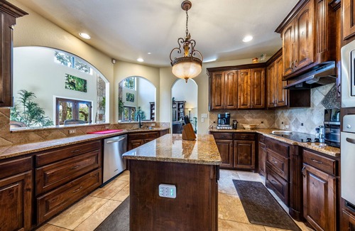 Apache Shores House | Priviate Hillside Retreat - Lake Privileges - Shaded Views - Built-In Grill - Sleeps 8