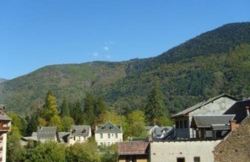 Bagneres-de-Luchon Apartment | Proche Thermes - T2 Cabine avec Balcon, Parking et Wifi - Animaux admis - FR-1-313-170