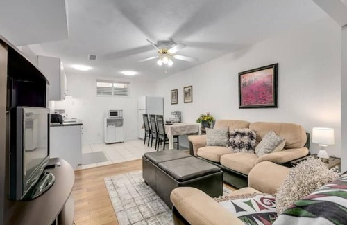 Cloverdale House | Professional, Bright, Cozy & Homey Spacious - 1 BD Guest suite